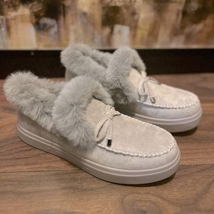 New Women's gray fuzzy moccasins